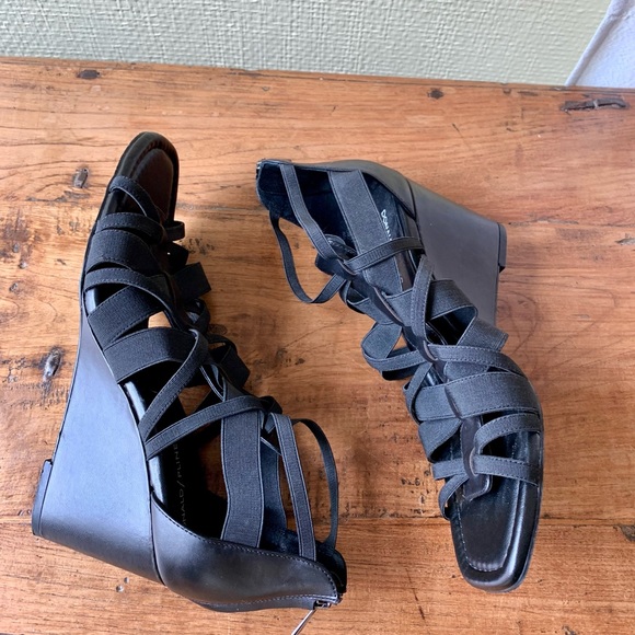 Donald Pliner Excellent Condition Black Shoes - Picture 2 of 6